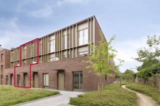 Vous recherchez une maison moderne et économe en énergie à vendre ? Ce bâtiment prêt à emménager situé à Oud-Rekem, à Lanaken, est une opportunité unique. Le « plus beau village de Flandre » est un centre de village historique bien préservé et est souvent considéré comme un musée en plein air, ce qui fait de cet endroit un lieu résidentiel populaire. Cette maison à vendre est située sur la Groenplaats, au milieu des magnifiques environs de Lanaken. Il s'agit également d'une maison neuve datant de 2022. Acheter une maison à cet endroit signifie vivre dans un environnement unique et relaxant, tout en ayant toutes les commodités à portée de main. Grâce à sa situation à proximité des écoles, des commerces et des transports en commun, cette maison est facilement accessible.Disposition :- hall d'entrée et toilettes- salle à manger et salon lumineux- cuisine moderne- deux chambres- salle de bain- jardin avec terrasse- rangement au sous-sol- place de parking couverte