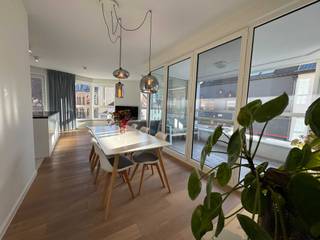 Lichtrijk en energiezuinig 2slpk-appartement in Oud-Berchem<br /><br />Dit app van 99 m² op de 1e verdieping in de Kemmelbergstraat 11 werd gebouwd in 2019 en wordt verkocht door de eerste bewoners. Het pand valt op door de overvloedige lichtinval dankzij de hoekligging, het lage E-peil van 22 en het gezellige inpandige terras, aangevuld met een gemeenschappelijk dakterras, afgesloten fietsenstalling, een binnentuin en een evenementenruimte met eigen toilet en keuken.<br /><br />Het app beschikt over een open leefruimte van 40 m² met een volledig geïnstalleerde open keuken en keukeneiland, evenals een handige berging van 4 m². Vanuit de leefruimte kan je het inpandige en zuidgerichte terras van 8 m² betreden, waar je het hele jaar door kan genieten.<br /><br />De gang geeft toegang tot een slaapkamer van 13 m² en een 2e slaapkamer van 10 m², die kan dienen als kinderkamer, bureau, dressing of sportkamer. Aan het einde van de gang ligt een ruime badkamer van 8 m², met apart toilet.<br /><br />De kelderberging (8 m²) is inbegrepen in de prijs. Ondergrondse autostaanplaats, uitgerust met stopcontact, verplicht bij aan te kopen (prijs: €35.000 excl.).<br /><br />E-peil van 22 betekent een BEN-woning, incl. lucht-water warmtepomp die o.a. de vloerverwarming voorziet, en 4 zonnepanelen die een positieve impact hebben op de elektriciteitsfactuur, gecombineerd met de uitstekende isolatie van het gebouw.<br /><br />Ook de ligging is een absolute troef. Tramhalte van lijnen 7 en 15 bevindt zich vlakbij en het station van Berchem ligt op fietsafstand. Bovendien ben je met de auto in amper twee minuten op de Ring of op de E19 richting Brussel. Het stadscentrum is dichtbij, maar ook in de buurt zijn tal van leuke adresjes.<br /><br />Beschikbaarheid pand: 17/05/'26<br /><br />Vragen? Neem per mail contact op met de eigenaar: kemmelbergstraat11@gmail.com. Op zon 4/01/'26 en zat 10/01/'26 zijn er 2 bezoekdagen gepland. Je kan je bezichtiging snel en makkelijk vastleggen op https://calendly.com/kemmelbergstraat11/reserveer-je-bezichtiging (volzet is volzet).