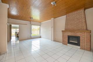 <p><span>Ruime gezinswoning met drie slaapkamers en aangepast aan rolstoelgebruikers</span></p><p><span> </span></p><p><span>Deze unieke gezinswoning aan de Mechelsesteenweg in Blaasveld staat te koop. Wat deze woning zo uniek maakt zijn de aanpassingswerken die reeds werden uitgevoerd om de woning volledig rolstoeltoegankelijk te maken. In de garage staat een goed onderhouden lift die rechtstreeks in de masterbedroom uitkomt. Ook de volledig vernieuwde keuken en de badkamer op het gelijkvloers werden ingericht met rolstoelgebruikers in het achterhoofd. Verder biedt deze woning drie slaapkamers met nog een mogelijkheid tot extra kamers op de zolderverdieping. De brede en diepe tuin maakt het geheel af en biedt u rust en privacy in het centrum van Blaasveld. Winkels, scholen en openbaar vervoer zijn allemaal op wandelafstand van de woning te vinden. Met de wagen staat u op enkele minuten op de A12 wat de verbinding met Antwerpen en Brussel uitermate vlot maakt.</span></p><p><span> </span></p><p><span>Indeling:</span></p><p><span> </span></p><p><span>Kelder</span></p><p><span> </span></p><p><span>Gelijkvloers</span></p><p><span>- garage</span></p><p><span>- inkomhal</span></p><p><span>- woonkamer</span></p><p><span>- keuken</span></p><p><span>- badkamer</span></p><p><span> </span></p><p><span>Eerste verdieping</span></p><p><span>- slaapkamer 1</span></p><p><span>- slaapkamer 2</span></p><p><span>- slaapkamer 3</span></p><p><span>- badkamer</span></p><p><span> </span></p><p><span>Zolder</span></p><p><span> </span></p><p><span>Troeven</span></p><p><span>- inpandige garage</span></p><p><span>- aangepast voor rolstoelgebruikers</span></p><p><span>- lift</span></p><p><span>- diepe tuin</span></p><p><span> </span></p><p><span>Ben jij geïnteresseerd deze woning gelegen in Blaasveld, ben je op zoek naar ander vastgoed, een investering of wens je de waarde van jouw eigendom te kennen? Dan ben je bij BOLT Immo aan het juiste adres! Wij helpen jou graag verder.</span><span> </span></p><p><span> </span></p><p><span>Dit pand kan onderhevig zijn aan de renovatieverplichting voor residentiële gebouwen. <span>https://www.energiesparen.be/renovatieverplichting-residenti%C3%ABle-gebouwen-2023</span></span><span> </span></p><p><span> </span></p>