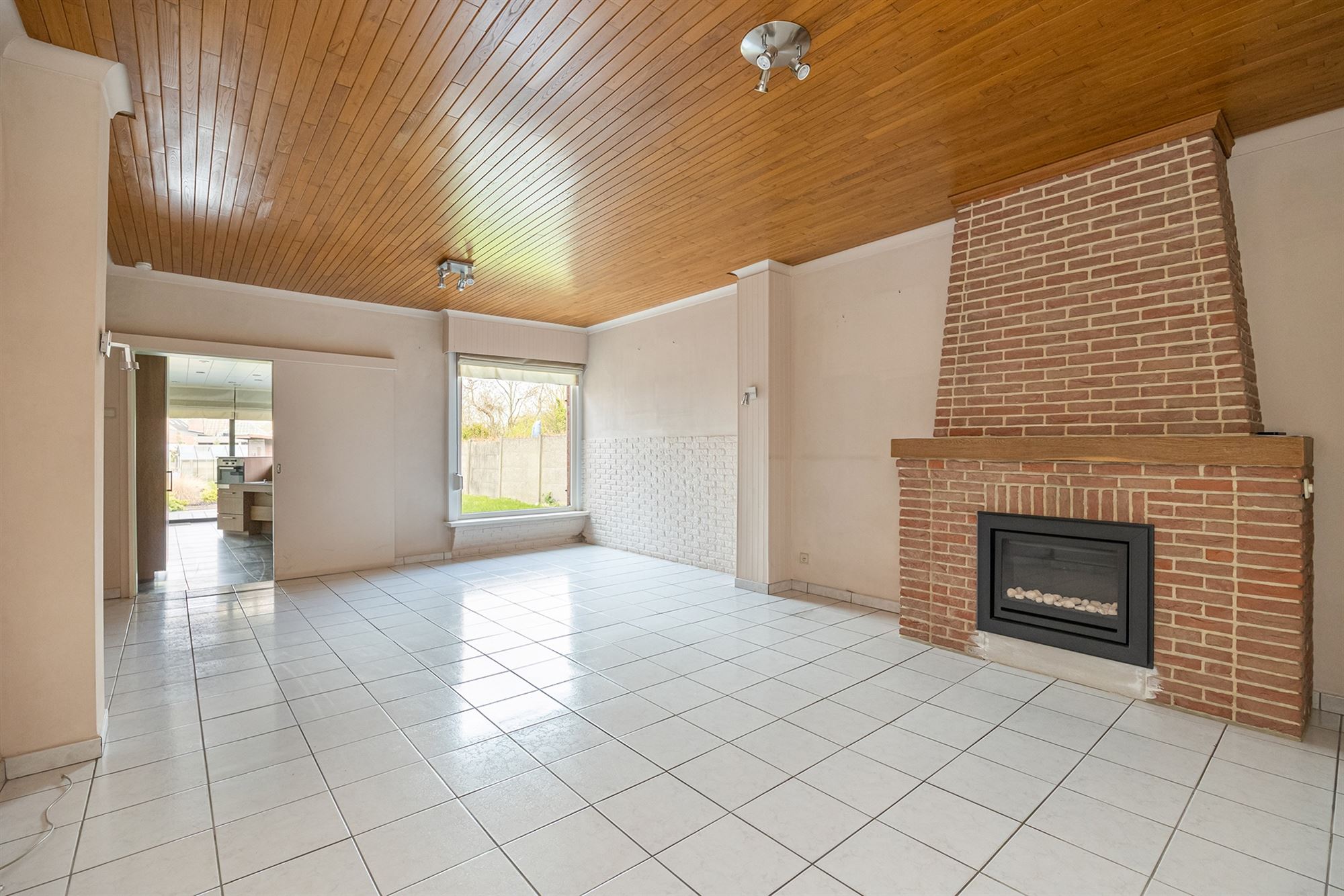 Gezinswoning met drie slaapkamers, garage en tuin - foto 3