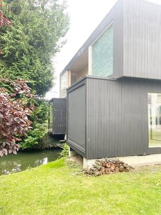 THE ARK. Quasi nieuwbouwkantoren / polyvalent gebouw, langsheen de drukbezochte Assesteenweg en op amper 2 min. van de E40 op- en afrit Ternat...