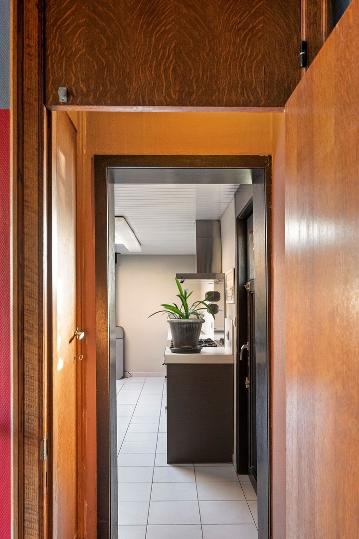 Vrijstaande woning in tweede lijn met 2 kamers op het gelijkvloers en voldoende stockageruimte en gesloten garage van 40m² - foto 5