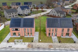 <p><strong>Energiezuinige nieuwbouwwoning, rustig gelegen aan de stadsrand in Geel langs de verbindingsweg naar Mol en vlakbij de Ring rond Geel</strong><br /><br /><strong>INDELING </strong><br /><br /><span>Gelijkvloers: </span><br />• Inkomhal met gastentoilet.<br />• Ruime, lichtrijke leefruimte met plafondhoge ramen, en achterliggend een moderne en volledig geïnstalleerde keuken ( (inductie kookplaat inclusief afzuigkap, combi-oven, vaatwasmachine, ijskast) met voldoende kastruimte . Aansluitend treft men de berging/ technische ruimte aan met daarin de aansluiting voor de wasmachine.<br /><br /><span>1ste verdieping</span><br />De nachthal verleent toegang tot de 3 slaapkamers (12m², 10m² en 9m²) en de badkamer met daarin een douche, ligbad, dubbele lavabo en toilet.<br /><br /><span>2de verdieping</span><br />Via een vast trap komt men in een polyvlante ruimte die verder kan worden ingericht als slaapkamer of hobbyruimte.<br /><br /><span>Tuin </span><br />Het terras van ca 20m² is gericht op het noorden. Verder is er een oprit met plaats voor 2 wagens.<br /><br /><strong><span>BIJZONDERHEDEN </span></strong><br /><br />- Ventilatie C<br />- Regenwaterput<br />- Zonnepanelen <br />- Gunstig E-peil<br />- Vloerverwarming (door warmtepomp) op het gelijkvloers, 1ste verdieping (badkamer)<br />- Onmiddellijk beschikbaar <br />- Raamdecoratie zelf te voorzien door huurder(s)</p>
<p><span><strong>POSITIEVE ASPECTEN<br /></strong></span>- nieuwe woning<br />- energiezuinig<br />- goede ligging<span><strong><br /><br /></strong></span>Grondplannen in bijlage<br />Kosten nutsvoorzieningen (water, elektriciteit, internet) vallen ten laste van de huurder(s)</p>