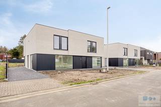 In een residentiële verkaveling te Laakdal, bevindt zich dit energiezuinig nieuwbouwproject bestaande uit 4 halfopen bebouwingen met modern...