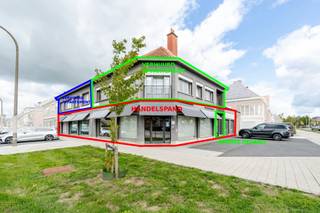 <p>Op zoek naar een ruime locatie voor uw eigen zaak, kantoor of opslag, gecombineerd met een interessante huuropbrengst? Deze veelzijdige eigendom in Oudenaarde biedt een handelsgelijkvloers van maar liefst 293 m² én twee afzonderlijke, verhuurde appartementen.</p>
<p> </p>
<p>Het gelijkvloers biedt dankzij zijn oppervlakte en indeling tal van mogelijkheden. Het bestaat uit een grote polyvalente ruimte, keuken, badkamer, kelder en een ruime loods/magazijn. Ideaal voor een zelfstandige, vrij beroep, kantoorfunctie, handelsactiviteit of onderneming met nood aan opslagruimte. Parking voor de deur vormt een extra troef.</p>
<p>Boven het handelsgedeelte bevinden zich twee appartementen, beide met een volledig aparte ingang.</p>
<p> </p>
<p>Appartement Ter Eecken 1 heeft volgens het EPC een bewoonbare oppervlakte van 95 m², EPC-label B en een gasketel uit 2020. Het is verhuurd aan €460/maand.</p>
<p> </p>
<p>Appartement Terkerkenlaan 15 beschikt volgens het EPC over 137 m² bewoonbare oppervlakte, EPC-label C, een gasketel uit 2018 en een ruime zolder. Dit appartement is verhuurd aan €750/maand.</p>
<p> </p>
<p>De twee appartementen zorgen zo samen voor een huuropbrengst van €1.210/maand</p>