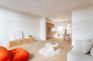 Welkom in dit stijlvol gerenoveerde gelijkvloers appartement, onderdeel van een kleinschalig project van High-Five Group met slechts...