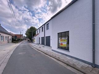 <h1><span>Nieuwbouwwoning in pastoriestijl in het rustige Oostvleteren dorp.</span></h1><h1><span>De woning is ingedeeld als volgt:</span></h1><h1><span> </span></h1><h1><span>Gelijkvloers: </span></h1><h1><span>Inkomhal, gastentoilet, gezellige leefruimte, halfopen keuken met zicht op de tuin - de kwalitatieve keuken is nog vrij te kiezen bij Kaster keukens te Roeselare. </span></h1><h1><span>Inpandige garage met sectionale poort en  doorgang naar de tuin. Berging onder de trap.</span></h1><h1><span> </span></h1><h1><span>1ste verdieping:</span><span> </span></h1><h1><span>Ruime nachthal, drie volwaardige slaapkamers, badkamer met douche, dubbele lavabo. Apart toilet en extra berging/technische ruimte.</span></h1><h1><span> </span></h1><h1><span>Zolderverdieping:</span></h1><h1><span>Stockagezolder toegankelijk via zoldertrap.</span></h1><h1><span> </span></h1><h1><span>Tuin:</span></h1><h1><span>Zuidwestgerichte, volledig aangelegde tuin. </span></h1><h1><span> </span></h1><h1><span>De woning wordt volledig opgeschilderd en afgewerkt. </span></h1><h1><span> </span></h1><h1><span>Troeven: </span></h1><h1><span>- Zonnepanelen</span></h1><h1><span>- Ventilatiesysteem D</span></h1><h1><span>- Volledig afgewerkte woning</span></h1><h1><span>- Rustige ligging</span></h1><h1><span>- Keuken nog naar eigen smaak te kiezen</span></h1><h1><span>- Kwalitatieve materialen</span></h1><h1><span>- Tijdloze woning in pastoriestijl</span></h1><h1><span>- Regenput 5000L</span></h1><h1><span> </span></h1><h1><span>MOGELIJKHEID TOT AANKOPEN AAN 6% (mits voldoen aan de voorwaarden)</span></h1><h1><span> </span></h1><h1><span> </span></h1><p><span> </span></p>