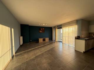 Via de ruime inkomhal, die toegang biedt tot alle vertrekken, komen we in een praktisch en aangenaam ingedeeld appartement.De lichtrijke woonkamer...