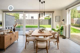 Deze recente halfopen woning uit 2021 ligt in het centrum van Anzegem, op wandelafstand van winkels, scholen en dagelijkse voorzieningen.Verkoop onder registratierechten mogelijk! Een hedendaagse woning met een praktische indeling, veel licht en een aangenaam gevoel van ruimte. Omheinde tuin, terras, oprit en carport, en alle modern comfort. De woning is bovendien perfect onderhouden en recent volledig geschilderd.Op het gelijkvloers: een inkomhal met gastentoilet, een lichtrijke leefruimte met open keuken en aansluitende berging. Vanuit de leefruimte kijk je uit op het terras en de tuin.Boven zijn er drie volwaardige slaapkamers, een extra bergruimte, apart toilet en een ruime badkamer met zowel inloopdouche als bad.De troeven: recente bouw uit 2021, 3 slaapkamers, 6 zonnepanelen, energiezuinig, onderhoudsvriendelijke tuin en terrasrecent volledig geschilderdEen recente woning met alles wat je vandaag zoekt: comfortabel, energiezuinig en goed gelegen.
