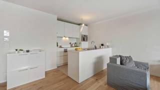 Op een prachtige zichtlocatie bij het binnenrijden van Veurne straalt Residentie OTAX, een moderne nieuwbouwresidentie met ruime terrassen en groene zichten. Geniet als bewoner ook van het gemeenschappelijk dakterras met intensieve daktuin. <br /><br />Dit appartement bevindt zich op de eerste verdieping en werd op plan ingedeeld als volgt:<br />Inkomhal met apart toilet, bergruimte, leefruimte met open keuken, 3 slaapkamers, badkamer en ruim zuidgericht terras.<br /><br />Mogelijkheid tot aankopen van een carport (elektrisch laadpunt optioneel). <br /><br />Oppervlakte appartement: 114,27 m²<br />Oppervlakte terras: 28,65 m²<br /><br />Wenst u meer informatie of een afspraak aan het ingericht modelappartement? Contacteer ons vrijblijvend via 058 62 27 50 of thijs@vlaemynck.be