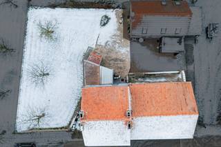 Gelegen op de taalgrens tussen Landen en Lincent bevindt deze oude hoeve zich aan het einde van een doodlopende straat, in een idyllische omgeving...