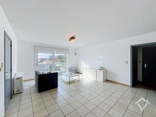 Dit lichtrijke en instapklare appartement bevindt zich op de tweede verdieping van een kleinschalige residentie met lift.<br /><br />U komt binnen via de inkomhal, voorzien van praktische ruimte voor het opbergen van schoenen en jassen. Vervolgens bereikt u de ruime en aangename woonkamer, die dankzij de grote raampartijen geniet van veel natuurlijke lichtinval.<br /><br />Een absolute troef zijn de twee terrassen: een terras aan de voorzijde en een groter terras dat rechtstreeks toegankelijk is via het schuifraam in de woonkamer. Aansluitend bevindt zich de ingerichte keuken.<br /><br />Via de nachthal bereikt u de recent gerenoveerde badkamer, twee volwaardige slaapkamers en een apart toilet.<br /><br />Garage optioneel bij te huren<br />De eerste garage bij het binnenrijden van het garagecomplex kan worden bijgehuurd voor € 50,00 per maand.<br /><br />Praktische informatie:<br />• Onmiddellijk beschikbaar<br />• Verwarming op elektriciteit<br />• Lift aanwezig<br />• Huurprijs: € 775,00/maand (incl. syndicuskosten)<br />• Garage optioneel: € 50,00/maand<br />• Totaal inclusief garage: € 825,00/maand<br /><br />Interesse in een bezoek?<br />Schrijf u eenvoudig in voor het beschikbare bezoekmoment en ontdek dit appartement ter plaatse!