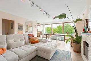 <p>Ruim appartement in een rustige toplocatie op Linkeroever, op Beatrijslaan 8, op wandelafstand van groen en voorzieningen.</p>
<p> </p>
<p>Dit gesloten appartement biedt drie volwaardige slaapkamers, overvloedige natuurlijke lichtinval en twee zonnige terrassen waar u op elk moment van de dag buiten kunt genieten. Gelegen in een sociale en groene omgeving, combineert deze woning comfort met een aangename woonbeleving.</p>
<p> </p>
<p>Belangrijkste ruimtes:<br />• Gezellige woonkamer met open haard en grote ramen voor veel lichtinval.<br />• Functionele keuken met dampkap, spoeltafel, elektrische kookplaat en oven.<br />• Drie volwaardige slaapkamers, ideaal voor gezin of thuiswerk.<br />• Badkamer met douche, ligbad, toilet, wastafel en aansluiting voor droogkast.<br />• Twee terrassen, perfect voor ochtend- en avondzon.<br />• Berging voor extra opslagruimte.</p>
<p> </p>
<p>Troeven:<br />• 3 volwaardige slaapkamers op een rustige toplocatie op Linkeroever.<br />• Overvloedige natuurlijke lichtinval zorgt voor een ruim en aangenaam woongevoel.<br />• 2 zonnige terrassen om op elk moment van de dag buiten te genieten.</p>
<p> </p>
<p>Neem vandaag nog contact op met je ERA-makelaar voor een bezoek.</p>
<p> </p>
<p>JOUW DROOMAPPARTEMENT. ZO GEVONDEN!</p>