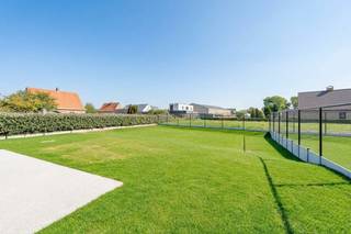 Ontdek het kleinschalig en hedendaags woonproject op de hoek van de Polderstraat en de Weldadigheidstraat in Oostduinkerke-Dorp. Deze alleenstaande nieuwbouwwoning werd gebouwd met een focus op licht, ruimte en energiezuinigheid. Gelegen in een rustige en centrale buurt, bevindt deze woning zich op wandelafstand van scholen, sportfaciliteiten en Golf ter Hille. De uitgestrekte duinen liggen vlakbij voor wie de natuur opzoekt, en Oostduinkerke-Bad bereik je moeiteloos met de fiets in slechts 10 minuten.<br /><br /><strong>Indeling van de woning: </strong><br />Gelijkvloers: inkomhal met gastentoilet, lichtrijke leefruimte met open keuken, bureauhoek, ruime wasplaats en extra keukenberging. <br />Eerste verdiep: nachthal met apart toilet, 3 ruime slaapkamers (14m², 11m² en 13m²) , badkamer met ligbad, inloopdouche en dubbele wastafel alsook extra bergruimte. <br /><br /><strong>Extra troeven: </strong>
<ul>
<li>Totale grondoppervlakte van 656m²</li>
<li>Zonnige tuin die volledig wordt afgewerkt met oog voor detail; </li>
<li>Volledig geschilderd en voorzien van verlichting; </li>
<li>Energiezuinige woning; </li>
<li>Lucht-water warmtepomp; </li>
<li>Hoogwaardige afwerking. </li>
</ul>
Interesse in deze prachtige woning te Oostduinkerke? Aarzel zeker niet om contact op te nemen!