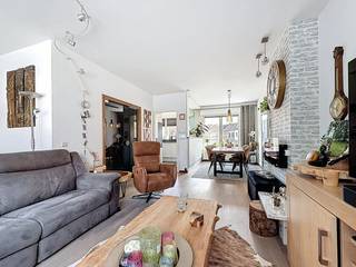 Op zoek naar een energiezuinige en perfect onderhouden woning? Deze stijlvolle bel-etage combineert comfort, ruimte en moderne technieken. Met een EPC-score B (110 kWh) en zonnepanelen met batterij geniet u van een lage energiefactuur.<br />Gelegen in Merksem, vlakbij de oprit Merksem en op slechts 10 minuten van het centrum van Antwerpen, geniet u hier van een vlotte bereikbaarheid en een uitstekende ligging.<br />Indeling:<br />Op het gelijkvloers vindt u een inpandige garage, een ruime polyvalente kamer (ideaal als bureau, hobbyruimte of extra slaapkamer), een wasplaats en een apart toilet.<br />De eerste verdieping biedt een lichtrijke leefruimte met open, volledig geïnstalleerde keuken en een extra toilet.<br />Op de tweede verdieping bevinden zich drie slaapkamers en een badkamer uitgerust met ligbad, dubbele lavabo en toilet.<br />Buiten geniet u van een prachtig aangelegde tuin met vijver en gezellige pergola – perfect om te ontspannen. Bovendien is er een ruim tuinhuis voor extra opbergruimte.<br />Troeven:<br />✔ Instapklaar<br />✔ Gerenoveerd<br />✔ Zonnepanelen + batterij<br />✔ Energiezuinig (EPC B)<br />✔ 3 slaapkamers + extra polyvalente kamer<br />✔ Topligging nabij Antwerpen<br />Een ideale gezinswoning op een rustige locatie! Interesse? Neem snel contact op voor een bezoek.