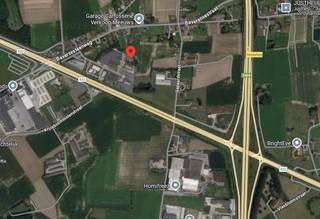 Kantoor van ca. 625 m² op ca. 1.788 m² nabij de op-en afrit Roeselare-Tielt van de E403.Algemeen:- veel lichtinval- ventilatie (2020-2021)- airco (2020-2021)- verwarming op gas (hoogrendementsketel) (2020-2021)- zonnepanelen (2020-2021)- bouwjaar: 1999Renovaties omstreeks 2015 werd de woning omgevormd tot kantoor en in 2020-2021 werden verschillende technieken vernieuwd.- aangelegde oprit en voorliggende parking- aangelegde tuinKantoor:&gt; gelijkvloers ( ca. 405 m²): - indeling: open burelen met vergaderzalen, apart bureel, ingerichte keuken met toegang tot tuin met terras, bergruimte en sanitair- tegelvloer&gt; Eerste verdiep (ca. 220 m²):- indeling: open bureel, 2 vergaderzalen/aparte burelen, sanitair blok ook voorzien van douche- laminaatGeen voorwaarden van WVI van toepassing, wel zone binnen beheer WVI.Dit pand kan onderhevig zijn aan de renovatieverplichting die door de Vlaamse overheid wordt opgelegd voor niet-residentiële gebouwen. Consulteer voor meer informatie de website van het Vlaams Energie- en Klimaatagentschap via https://www.energiesparen.be/nr/renovatieverplichting.