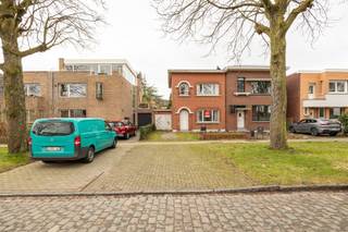 Houseto renovate on absolutely prime location in Brasschaat This house to renovate offers numerous possibilities and is located on one of the most...