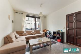 <p><span>Deze interessante opbrengsteigendom bevindt zich in een rustige buurt van Antwerpen-Noord en vormt een uitstekende investeringsopportuniteit. Het geheel bestaat uit een gebouw met drie wooneenheden, een afzonderlijk achterhuis én een ruim magazijn. Het hoofdgebouw omvat drie units, waarvan twee beschikken over een aparte slaapkamer en één een duplex is met 2 slaapkamers. Daarnaast bevindt zich achteraan het perceel een afzonderlijk achterhuis (huisnummer 64). Tot slot is er nog een ruim magazijn van 215 m², toegankelijk via huisnummer 62/1. Dankzij de aparte toegang is dit magazijn ideaal voor opslag, een zelfstandige activiteit of als bijkomende verhuureenheid.</span></p><p><span> </span></p><p><span>Grootste troeven:</span></p><p><span>-Centrale doch rustige locatie</span></p><p><span>-Vergunde units</span></p><p><span>-5 verhuurde units (€</span><span>4.800/mnd)!</span></p><p><span>-Pand met enorm veel potentieel!</span></p><p><span>-Uniek & ruim magazijn</span></p><p><span>-Extra achterhuis</span></p><p><span> </span></p><p><span>Indeling:</span></p><p><span>-Magazijn (nummer62/1): ruime polyvalente ruimte (215m²). Werd altijd gebruikt als magazijn (stockage).</span></p><p><span>-Gebouw (nummer 64):</span></p><p><span>*GLVL (38m²): ruime living (25m²) met aansluitend slaapkamer met badkamer (samen 13m²). De unit geniet van een stadskoer (9m²).</span></p><p><span>*V1 (44m²): living (28m²), aparte slaapkamer (11m²), badkamer (3m²) + apart toilet (2m²).</span></p><p><span>*V2+V3 (duplex 58m²): op V2 ruime living met keuken & apart toilet (samen 32m²). Op V3 2slpk (beide 11m²) alsook badkamer (7m²).</span></p><p><span>*Achterhuis (67m²): bestaande uit 3 ruime kamers.</span></p><p><span> </span></p><p><span>Voor meer informatie kan u terecht bij Area Partners: INFO@area.be of 03/284.60.60</span></p>
