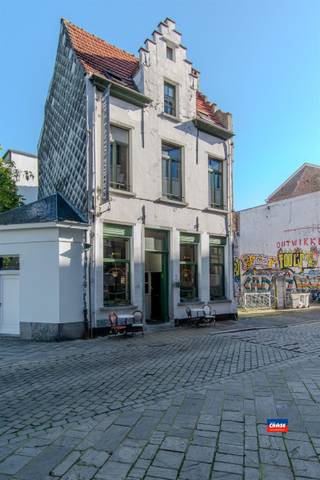 <p><span>2000 ANTWERPEN | HISTORISCH PAND OP COMMERCIELE TOPLOCATIE | RESTAURANT MET VOLLEDIG GEÏNSTALLEERDE KEUKEN | EPC 682 </span></p><p><span> </span></p><p><span>Uniek 16e-eeuws historisch ergoed met authentieke allure in de Universiteitsbuurt. Commerciële toplocatie.</span></p><p><span>Bent u op zoek naar een pand met een ziel, een rijke geschiedenis en een absolute toplocatie? Dit prachtige 16e-eeuwse historische pand – voorheen een statig notarishuis – biedt een zeldzame kans voor investeerders, ondernemers of liefhebbers van historisch vastgoed. Het gebouw is ontworpen in een sobere, elegante beaux-artsstijl en ademt puur karakter.</span></p><p><span>Het pand is uiterst centraal gelegen in de bruisende Universiteitsbuurt, een levendige omgeving met veel passage. Momenteel is het succesvol verhuurd als bistro-restaurant (tot eind 2026). Bij het verlijden van de akte komt het pand volledig vrij van verhuur, wat u de ultieme vrijheid geeft om uw eigen concept te realiseren of een nieuwe huurovereenkomst te starten.</span></p><p><span>Authentieke elementen & geen renovatieplicht. Binnenin treft u prachtige, authentieke elementen die het gebouw zijn unieke en warme uitstraling geven. Een enorme troef: aangezien het pand is opgenomen in de inventaris van het onroerend erfgoed, is het vrijgesteld van renovatieplicht. </span></p><p><span> </span></p><p><span> </span></p>