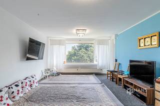 <p><span>Bosuil 27 (4e verd.) - Deurne</span></p><p><span> </span></p><p><span>Instapklaar appartement (104 m²) met 3 slaapkamers, autostaanplaats en terras (10 m²) in Deurne.</span></p><p><span> </span></p><p><span>Aan de voet van het Bosuilplein bevindt zich dit goed onderhouden gebouw. De speeltuin, fitnessapparatuur en zitbanken maken dat je hier met het hele gezin gezellig kan vertoeven. Reken daar nog de winkels, scholen en openbare vervoersmogelijkheden bij en je kan zeker zijn dat je hier goed zit! </span></p><p><span> </span></p><p><span>Het gebouw is uitstekend onderhouden en verkeert in goede staat. Het dak is conform geïsoleerd en er zijn 2 liften aanwezig, die je vlot naar je verdieping brengen. De verwarming is gemeenschappelijk op gas. In het appartement, dat gelegen is op de vierde verdieping, beschikken de ramen deels over dubbele beglazing in hout en deels in aluminium. Niet te vergeten is dat het gebouw over een fietsenstalling beschikt.</span></p><p><span> </span></p><p><span>Je komt binnen in de hal met 2 ruime, ingemaakte kasten, die het gebrek aan een berging meer dan compenseren. De 3 slaapkamers bevinden zich naast elkaar, kijken uit op het terras en zijn respectievelijk 14 m², 8 m² en 13 m² groot. De praktisch ingerichte badkamer (5 m²) is voorzien van een douchecabine en lavabomeubel en ook is er hier ruimte om een wasmachine te plaatsen. De wc is apart. Aan de andere zijde van het appartement situeert zich de woonkamer met open keuken, goed voor een totale oppervlakte van zo’n 38 m². Dankzij de grote raampartijen geniet je hier van veel natuurlijk licht. Vanuit de woonkamer heb je toegang tot het oost-georiënteerde terras (10 m²). Een deel van het meubilair is in de verkoop inbegrepen. </span></p><p><span> </span></p><p><span>Tot slot beschik je nog over een privatieve kelderberging en is de ondergrondse autostaanplaats verplicht mee aan te kopen aan €20.000. Bruikbare vloeropp. 104 m² ref.: bruto vloeropp. EPC-certificaat. Voor meer info of een gratis schatting surf naar </span><span><span>www.hansimmo.be</span></span></p><p><span> </span></p>