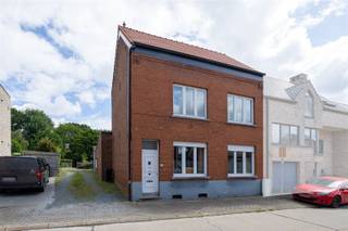 CHARMING FAMILY HOME IN HERFELINGEN WITH A SPACIOUS GARDEN AND GREAT POTENTIAL. Welcome to this attractive home in Herfelingen, an ideal starting point for families looking for comfort and space. This solid brick house offers everything you need for a pleasant living environment.The property features 210 m² of living space, divided among three comfortable bedrooms and one bathroom. The ground floor boasts a cozy living and dining room. A practical kitchen is designed for functionality. The first floor houses three spacious bedrooms. There is also an attic under the roof, perfect for storage or future expansion. The 605 m² lot ensures an impressive garden with plenty of potential. A beautifully landscaped lawn is surrounded by hedges and trees. A practical pergola at the rear of the house is ideal for enjoying warm summer days. The existing garage and outbuildings provide additional storage space.The brickwork and roofing are a testament to solid construction and craftsmanship. This home represents a fantastic opportunity for buyers who value space, character, and strong development potential. Ideal for families or as an investment property with renovation potential. Discover today what Herfelingen has to offer! EPC E 447, oil-fired central heating, roof to be replaced in 2026