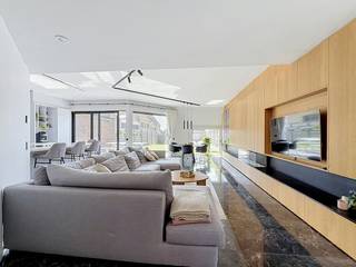 In de Peter Benoitlaan te Veurne vinden we deze ruime hoekwoning te huur. De ruime bewoonbare oppervlakte, kwalitatieve afwerking en centrale ligging zijn enkele van de vele troeven. Zoek je immo in Veurne? Lees dan zeker verder.<br /><br />INDELING<br />> Gelijkvloers:<br />- Inkom met vestiarekast;<br />- Gastentoilet;<br />- Lichtrijke leefruimte voorzien van ingemaakte wandkast met gashaard en vloerverwarming;<br />- Kwalitatieve open keuken (voorzien van oven, micro, inductiekookplaat, vaatwas, koelkast en diepvries).<br /><br />Eerste verdieping:<br />- Nachthal;<br />- 3 ruime slaapkamers;<br />- Badkamer met ingemaakte kasten, wasmeubel, inloopdouche en aansluiting wasmachine/droogkast;<br />- Apart toilet;<br />- Ruimte met volledig ingebouwde kasten.<br /><br />Tweede verdieping:<br />- 2 ruime slaapkamers;<br />- Badkamer met ingemaakte kasten, wasmeubel en inloopdouche;<br />- Polyvalente ruimte die ingericht kan worden als slaapkamer/hobbyruimte.<br /><br />De zuid-westgerichte tuin is voorzien van een zonneterras en kunstgras.<br /><br /><br />TROEVEN:<br />- Zonnepanelen;<br />- Vloerverwarming;<br />- Zonnescreens;<br />- Domotica;<br />- Recent kwalitatief gerenoveerd;<br />- 299m² bewoonbare oppervlakte.<br /><br />Onmiddellijk beschikbaar!<br /><br />Ben je geïnteresseerd in dit pand te huur in Veurne? Ga naar de website www.dewaele.com, klik op het pand dat je wenst te huren. Via de rode knop "vraag je bezoek aan" vragen we u kort een profiel in te vullen. Daarna nemen we contact op voor een bezoek. Telefonisch kunnen er geen afspraken gemaakt worden.<br /><br />