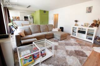 Prachtig gerenoveerd 2 slaapkamer appartement met gemeenschappelijke tuin in het centrum van Liedekerke.Dit mooie en 100% instapklare...