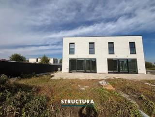 Nieuwbouwwoning met 3 slaapkamers en tuin gelegen in rustige, nieuwe wijk!Deze moderne nieuwbouwwoning, gelegen in het Kloppershof te Opwijk, combineert een hedendaagse architectuur met een stijlvolle afwerking en een praktische indeling. Dankzij de grote raampartijen geniet de woning van een overvloed aan natuurlijk licht en een aangename verbinding met de tuin.Op het gelijkvloers bevindt zich de inkomhal met vestiaire en afzonderlijk gastentoilet. De ruime leefruimte biedt plaats aan een gezellige zithoek en eetplaats en sluit naadloos aan op de moderne, open keuken met kookeiland. Via de grote raampartijen heeft u rechtstreeks toegang tot het terras en de tuin. Verder beschikt deze verdieping over een praktische wasberging.De eerste verdieping omvat drie slaapkamers en een ruime badkamer, uitgerust met zowel een ligbad als een inloopdouche en een dubbele wastafel. Daarnaast zijn er een afzonderlijk toilet en een extra berging aanwezig.Ook buiten biedt deze woning heel wat mogelijkheden. De tuin met terras vormt een aangename plek om te ontspannen, terwijl de carport (wordt nog geïnstalleerd) naast de woning voor extra gebruiksgemak zorgt.De woning bevindt zich momenteel in de laatste afwerkingsfase en zal binnenkort volledig klaar zijn voor haar eerste bewoners!Karakteristieken•Nieuwbouwwoning met hedendaagse architectuur•3 slaapkamers•Lichtrijke leefruimte met grote raampartijen•Moderne open keuken met kookeiland•Badkamer met ligbad, inloopdouche en dubbele wastafel•2 afzonderlijke toiletten•Praktische wasberging en extra berging•Tuin met terras•Parkeergelegenheid naast de woning onder carport•Verwarming via warmtepomp•ZonnepanelenEPB in opmaak. Onmiddellijk beschikbaar. 3 maanden huurwaarborg.