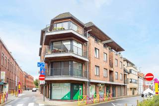 Ontdek dit ruim en lichtrijk appartement van 104m², gelegen in het hartje van Rumbeke, deelgemeente van Roeselare. Dit charmante pand, gebouwd in...