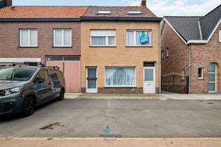 In de Keukelstraat 36 in Wingene bevindt zich deze ruime woning met 5 slaapkamers, 2 badkamers en een gezellige tuin. Dankzij de centrale ligging, de royale bewoonbare oppervlakte en de vele mogelijkheden vormt deze eigendom een interessante opportuniteit voor zowel gezinnen als investeerders.<br /><br />De woning beschikt over een praktische en functionele indeling met voldoende ruimte voor een groot gezin. Met maar liefst 5 slaapkamers en 2 badkamers biedt deze woning heel wat wooncomfort. Bovendien werden reeds enkele delen van de woning vernieuwd, waardoor een goede basis aanwezig is voor verdere modernisering naar eigen smaak.<br /><br />Buiten geniet u van een gezellige tuin, een aangename plek om tot rust te komen en te genieten van het buitenleven.<br /><br />Troeven<br />• Centrale ligging in Wingene<br />• 5 volwaardige slaapkamers<br />• 2 badkamers<br />• Ruime en praktische indeling<br />• Deels vernieuwd (plat dak isolatie + nieuw pellet kachel) <br />• Gezellige tuin<br />• Momenteel verhuurd aan €700/maand<br />• Interessant als investering of gezinswoning<br /><br />Een interessante opportuniteit voor wie op zoek is naar veel ruimte, een gunstige ligging en een woning met toekomstpotentieel.<br />Interesse? Bel ons via 050 50 12 12 voor meer informatie of een bezoek.
