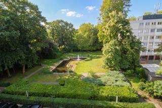 Ben je op zoek naar een heel bijzonder appartement, iets met een ziel? En wil je daarenboven graag in een mooi parkdomein aan de stadsrand wonen, met zicht op de vijver en groen? Dan ben je hier aan het juiste adres. Dit sfeervolle appartement is werkelijk een juweeltje. Het werd ingericht met stijlvolle, duurzame materialen, zoals parketvloeren, een prachtige houten keuken met gebrand granieten blad en zelliges, retro stijl radiatoren, een prachtige boog met gesculpteerde wijnrank in arduin in de inkomhal, klassevolle houten deuren enz. De woonkamer is ruim en licht en geniet van veel natuurlijke lichtinval (zuidgericht). Deze vormt samen met de open keuken een mooi en ruim geheel. De badkamer is een oord van ontspanning met het bubbelbad en de prachtige retrokraan. Er zijn 2 slaapkamers op parketvloer.Wasplaats met plaats voor wasmachine en droogkast.De wijnkast in de inkomhal is een mooie extra voor de echte levensgenieter! Beneden een gemeenschappelijke fietsenberging (2x) en een privé berging. Vanuit heel het appartement kijk je uit op de natuur. Toch zit je overal dichtbij: winkelpark met Lidl, Action, Gamma, bakker, slager, Aldi, een Colruyt en een Delhaize. Een broodjeszaak, een brasserie en bushaltes (Antwerpen) zijn op wandelafstand. Vlotte bereikbaarheid naar oprit E 34 Antwerpen - Eindhoven. Er is wandelgelegenheid genoeg in de naburige bossen en langs het kanaal. Extra gratis parkeergelegenheid op het domein. Zeer gunstig EPC - label B (105!!, bijna een A-label!) - Elektriciteit conform. Maak snel jouw afspraak voor dit unieke appartement!