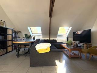 <strong>Ligging</strong><br />Dit aangenaam appartement met 2 slaapkamers is rustig gelegen in een straat te Brakel. De ligging combineert de rust van een residentiële omgeving met een vlotte bereikbaarheid. In de nabije omgeving bevinden zich scholen, winkels, horeca en belangrijke verbindingswegen.<br /><br /><strong>Indeling</strong><br />Via de inkomhal kom je terecht in de lichtrijke leefruimte. Aansluitend bevindt zich de ingerichte keuken, met daarnaast een praktische berging/wasplaats.<br />Het appartement beschikt verder over 2 ruime slaapkamers en een badkamer uitgerust met een toilet, ligbad en lavabomeubel. Achteraan het gebouw is bovendien een privé autostaanplaats voorzien. Er is geen lift aanwezig in het gebouw. Er is een gemeenschappelijke tuin achteraan die mag gebruikt worden door alle huurders. <br /><br /><strong>Technisch</strong><br />Het appartement wordt verwarmd via centrale verwarming op aardgas. Het EPC bedraagt 558 kWh/m².<br />Beschikbaar vanaf 01/01/2027.<br /><br /><strong>Troeven</strong>
<ul>
<li>Rustige én centrale ligging</li>
<li>2 ruime slaapkamers</li>
<li>Privé autostaanplaats</li>
<li>Geen gemeenschappelijke kosten</li>
</ul>
<strong>Contact</strong><br />Interesse in dit appartement? Neem dan gerust contact op met Realimmo voor meer informatie via cedrik@real-immo.be.
