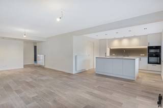 Gerenoveerd appartement (ca. 140m²) met 3 slaapkamers en groot terras . Dichtbij winkels, scholen en openbaar vervoer.Indeling:-3 ruime slaapkamers:...