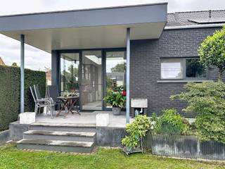 Deze charmante halfopen bebouwing geniet van een gunstige ligging aan een invalsweg, gecombineerd met een verrassend groene en rustige achterzijde. Achteraan kijkt de woning uit over uitgestrekte weilanden ... zeer rustgevend!<br />Een absolute troef is het vergunde werkhuis/atelier van maar liefst 110 m², uitgerust met een hefbrug en sectionaalpoort en voorzien van alle nodige nutsvoorzieningen. Ideaal voor wie nood heeft aan extra werk-, hobby- of opslagruimte, of een eigen atelier aan huis wenst. <br />De woning beschikt bovendien over een ruime oprit met parkeergelegenheid voor meerdere wagens. <br />Indeling: inkomhal met gastentoilet, grote leefruimte met veel licht, een gezellige werkhoek en een houtkachel, ingerichte keuken, vernieuwde veranda met aparte zij-ingang en een wasplaats voorzien van douche. Deels overdekt terras op het westen.<br />Eerste verdieping: drie slaapkamers en badkamer met toilet, wasmeubel en ligbad.<br />De woning heeft een droge praktische kelder en een volledig geïsoleerde zolder met mogelijkheid om een vaste trap te plaatsen en zo extra ruimte te creëren.<br />Ook op energetisch en praktisch vlak biedt deze woning heel wat pluspunten. Zo zijn er 20 zonnepanelen aanwezig en beschikt de woning over een regenwaterrecuperatiesysteem van maar liefst 30.000 liter.<br /><br />Troeven op een rijtje: <br />Combinatie bereikbaarheid, praktische ruimte en landelijke tuin<br />Groot atelier/werkhuis<br />Energielabel B<br />Lichtrijke leefruimtes en een open praktische indeling<br />Verranda in contact met de tuin<br />3 slaapkamers + zolder