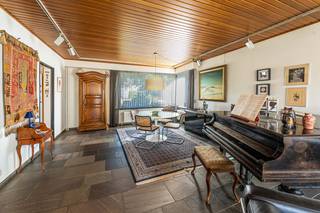 <p>Deze karaktervolle en kwalitatieve villa met gezellige tuin combineert comfort, ruimte en een centrale ligging.<br />U betreedt de woning via de inkomhal met vestiaire en gastentoilet. De gezellige en lichtrijke leefruimte met houthaard vormt het hart van de woning. Aansluitend betreden we de praktische bureauruimte of leeshoek. De keuken met ontbijthoek bevindt zich aan de voorzijde van de woning. Verder biedt het gelijkvloers nog een bergplaats en zeer ruime inpandige garage (plaats voor 2 wagens).<br />Op de eerste verdieping geeft de nachthal toegang tot drie volwaardige slaapkamers en een badkamer met douche, ligbad, lavabo en toilet. De kamers aan de tuinzijde genieten bovendien nog van een balkon met zicht op het groen.<br />Buiten geniet u van een uitstekend onderhouden en gezellige tuin, een zonnig terras en een praktische tuinberging. Naast de woning is nog een oprit waar 2 wagens kunnen staan. Opslagplaats komt u niet tekort dankzij de kelderberging waar ook de technische ruimte zich bevindt. Tevens is er een kruipkelder aanwezig, wat aanpassingswerken enorm vergemakkelijkt!<br />De woning is gelegen op een boogscheut van Mechelen en kent een uitstekende verbinding met Brussel en Antwerpen dankzij de nabijheid van de A12 en E19. De N16 zorgt op zijn beurt weer voor de uitstekende connectie met Mechelen en Sint-Niklaas.</p><p>Extra troeven:<br />• Zonneluifels<br />• Voldoende parkeergelegenheid<br />• Centrale ligging<br />• Groene tuin<br />• Kwalitatieve, solide woning</p><p>Meer info en documenten op www.malines-group.be<br />Stedenbouwkundige inlichtingen: Vg - Wg - Gmo - Gvkr - Gvv</p>