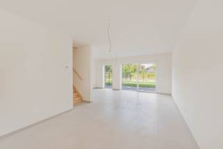 Maak kennis met project “Beversluis” in Rotselaar en ontdek deze moderne en duurzame nieuwbouwwoningen, rustig gelegen in een groene en aangename omgeving.<br /><br />Het project omvat in totaal 18 gezinswoningen, aangevuld met parking, een overdekte fietsenstalling en een groengebied met speeltuintje, <span>onderhouden door gemeente Rotselaar</span>. Binnen dit aanbod stellen wij nu 6 woningen voor die volledig instapklaar worden opgeleverd.<br /><br />Elke woning wordt volledig afgewerkt opgeleverd, zodat je zonder zorgen kunt verhuizen. De afwerking omvat onder meer gelakte binnendeuren voor een stijlvolle en duurzame uitstraling, professioneel uitgevoerde schilderwerken, tot in de puntjes verzorgd, en een aangelegde tuin en terras, zodat je meteen kunt genieten van je buitenruimte. <br />Dankzij deze complete afwerking hoef je geen extra werken meer te plannen of budget te voorzien. Je kiest voor comfort, kwaliteit en gebruiksklaar wonen vanaf dag één.<br />De woningen beschikken over drie slaapkamers, lichte leefruimtes en een mooie tuin, wat ze bijzonder geschikt maakt voor gezinnen of wie op zoek is naar rust en ruimte. <br /><br />De centrale ligging, vlakbij belangrijke verbindingswegen, scholen en winkels, en op amper 700 meter van het station van Wezemaal, maakt dit project bijzonder aantrekkelijk. Van hieruit geniet je bovendien van een rechtstreekse verbinding naar Leuven, op slechts 7 minuten afstand.<br /><br />De aankoop gebeurt met 12% registratierechten op het grondaandeel en 21% btw op de constructiewaarde.<br /><br />Daarnaast is er veel aandacht besteed aan energiezuinig wonen. Elke woning is uitgerust met vloerverwarming op gas, een ventilatiesysteem en zonnepanelen. Dit resulteert in een laag energiepeil en een optimaal wooncomfort, met een lagere energiefactuur als extra voordeel.<br /><br />Plan eenvoudig een bezoek ter plaatse via de website van Malines-Group en ontdek jouw toekomstige thuis in project Beversluis.