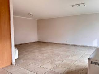 Dit verzorgde, lichtrijk appartement met twee slaapkamers ligt in een rustige straat vlakbij de Markt in Gistel.<br />Het appartement omvat een inkom, een ruime, lichtrijke leefruimte met halfopen keuken en aanpalende berging/wasplaats.<br />Vanuit de keuken krijg je toegang tot een zongericht terras.<br />Er is een badkamer met lavabo, douche en toilet.<br />Er zijn twee kamers aanwezig, waarvan één toegang biedt tot een terras.<br /><br />Achteraan het gebouw is er een gemeenschappelijke fietsenstalling en privatieve berging aanwezig.<br /><br />Er is een mogelijkheid om een garage bij te huren aan 60 € per maand.<br /><br />Voor meer informatie of een bezoek, mail kris.bauwens@albert.immo