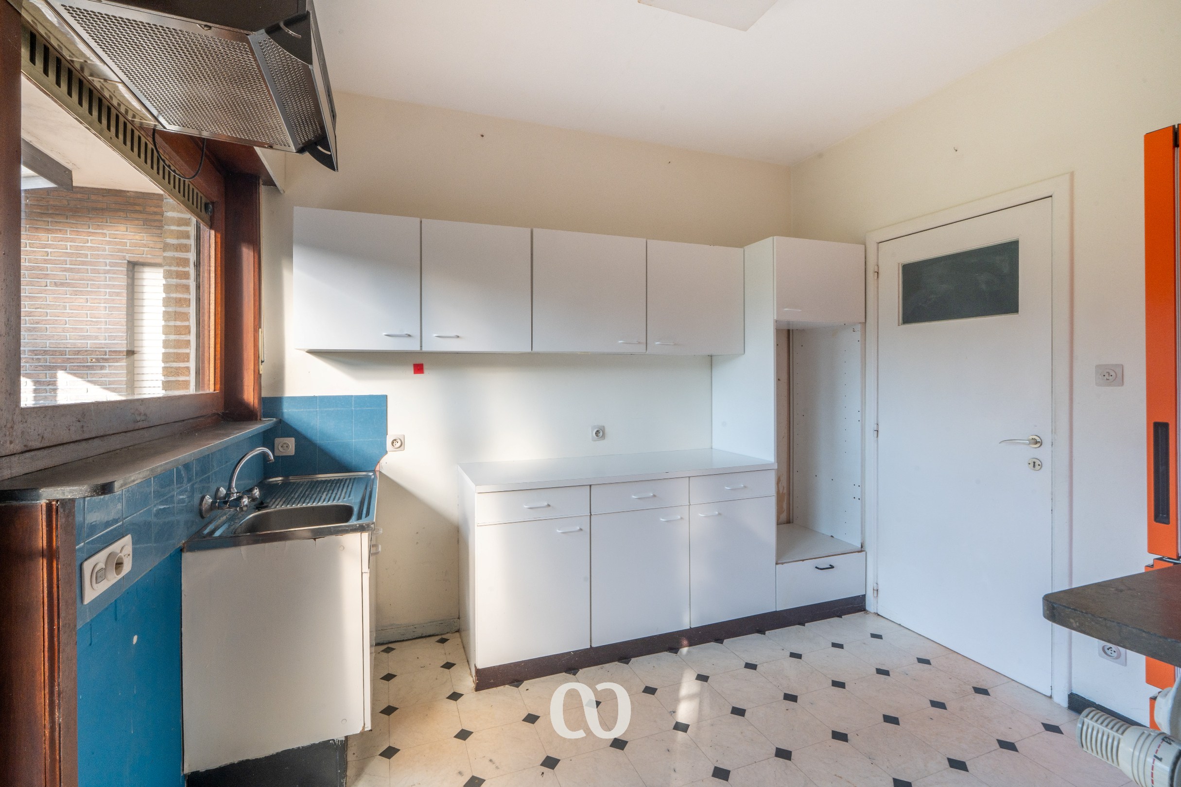 Maison familiale à rénover avec grand jardin et vue agricole. - photo 4