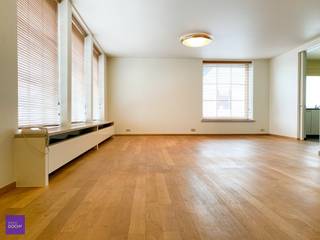 Ruime luxe - woning bestaande uit een inkomhall, wasberging, garages voor 3 wagens, kelder, op verdieping een lichtrijke living met open haard, ingerichte keuken, bibliotheek, 4 slaapkamers, 2 badkamers, ommuurde koer / terras. Mogelijkheid tot praktijkruimte(n) gelijkvloers.