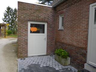 Instapklare en eigentijdse praktijkruimte, gelegen nabij het centrum van Maasmechelen.Dit pand  is ingedeeld in een praktijkruimte van 15 m²,...