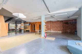 In het hart van de Stationsstraat, midden in de winkelzone van Sint-Niklaas, bevindt zich dit karaktervolle handelspand/burgershuis met een...