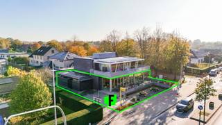 Langs de Woumenweg in Diksmuide bevindt zich deze unieke handels-/opbrengsteigendom. Door zijn uitstekende locatie geniet deze eigendom van een enorme visibiliteit en veel passage. Vlakbij bevinden zich talrijke bedrijven in het nabije industrieterrein en Campus Cardijn van de scholengroep Tsaam. <br /><br />De handelsruimte op het gelijkvloers is momenteel ingericht als frituur/eethuis met professionele keuken. Binnen zijn er 75 zitplaatsen, op het terras nog eens 70. <br /><br />De handelsruimte wordt vervolledigd door extra bergruimte, koelcel, diepvriescel, toilet en een overdekte opslagplaats buiten. De huidige zaak is reeds meer dan 20 jaar toonaangevend in zowel Diksmuide als de wijde regio Diksmuide - Ieper. <br /><br />Op de eerste verdieping bevinden zich 2 verhuurde appartementen. Deze zijn als volgt ingedeeld: Via de inkomhal komt men in de lichtrijke leefruimte met open keuken voorzien van koelkast, gasfornuis, oven en vaatwasmachine. Vervolgens zijn er twee volwaardige slaapkamers, een berging en de badkamer die uitgerust is met inloopdouche en lavabo. Beide appartementen zijn voorzien van een ruim en zonnig terras. <br /><br />Bouwtechnisch is dit gebouw voorzien van HR-beglazing met aluminium raamwerk, 2 regenwaterputten (2x 15 000L), centrale verwarming op aardgas, L-L warmtepomp en een zonneboiler. <br /><br />Interesse in een unieke investering of kriebelt het om een eigen zaak te hebben? Aarzel niet en leg vrijblijvend uw afspraak vast!<br /><br />