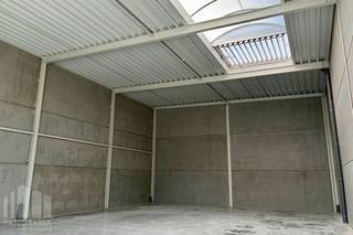 Ontdek deze instapklare <strong>KMO-unit van 240 m²</strong> in het nieuwe bedrijvenpark te Halen. <br /><br />De locatie geniet van een uitstekende bereikbaarheid, met de <strong>E314 </strong>(afrit 25 Halen) op slechts ca. 2,3 km en de<strong> N2</strong> (Hasselt-Diest) vlakbij. Via de <strong>E314</strong> is bovendien een vlotte verbinding met het verkeersknooppunt "Klaverblad" te Lummen en de <strong>E313</strong> richting Antwerpen en Luik.<br /><br />De unit beschikt over een oppervlakte van <strong>240 m²</strong> en biedt een <strong>vrije hoogte van 6 m</strong>. De ruimte is uitgerust met een ruime<strong> sectionale poort </strong>van 4 m x 4,5 m, wat zorgt voor een vlotte toegang voor leveringen en logistieke activiteiten. Bovendien beschikt de unit over <strong>2 privatieve parkeerplaatsen.</strong><br /><br />Het betreft een nieuwbouwunit bij eerste gebruik, voorzien van eigen tellers en wachtbuizen. De combinatie van een verzorgd nieuw bedrijvenpark en een strategische ligging maakt deze unit bijzonder geschikt voor diverse professionele activiteiten.<strong> Onmiddellijk beschikbaar!</strong><br /><br />Contacteer <strong>PANORAMA B2B</strong> voor meer informatie of een vrijblijvend bezoek;<strong> 0474 17 17 15.</strong>