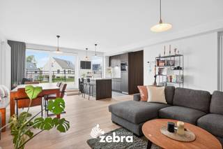 Dit moderne appartement uit 2016 combineert comfort en energiezuinig wonen op een centrale locatie. Gelegen op de eerste verdieping van een verzorgd gebouw met lift, ben je op wandel- of fietsafstand van winkels, scholen en openbaar vervoer.<br /><br />U komt binnen in de inkomhal die voorzien is van ingebouwde kasten, een gastentoilet en een berging. Deze leidt tot de ruime leefruimte met volledig geïnstalleerde keuken, die zicht en toegang biedt tot het ruime terras van 45 m². Verder treft u twee slaapkamers, een tweede toilet en een badkamer voorzien van een dubbele wastafel, bad en inloopdouche.<br /><br />Het appartement is volledig geschilderd, uitstekend onderhouden, met een EPC-label A en een gekeurde elektriciteit, klaar om meteen in te trekken. Daarnaast is er een dubbele garagebox aanwezig.<br /><br />Een unieke kans om te wonen in een modern, instapklaar appartement met veel licht, ruimte en zon, in het hart van Ruiselede (Wingene)!<br /><br /><strong>Ook wild geworden van deze thuis?<br />Twijfel niet langer en leg vandaag nog uw bezoek vast!</strong>