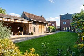 Ruime halfopen bebouwing op een uitzonderlijk perceel van 1.873 m² in het centrum van Kaprijke!<br /><br />Op zoek naar ruimte, comfort én een uitstekende ligging? Deze ruime halfopen bebouwing combineert het allemaal. Gelegen in het centrum van Kaprijke, op een uitzonderlijk perceel van maar liefst 1.873 m², biedt deze eigendom een unieke opportuniteit. Een dergelijk ruim perceel op deze locatie komt zelden op de markt.<br /><br />De woning beschikt over een aangename bewoonbare ruimte en maar liefst 5 slaapkamers, ideaal voor grote gezinnen of wie graag extra ruimte heeft voor een bureau, hobbykamer of logeerkamer. Tussen 2006 en 2016 werd de woning volledig gerenoveerd en met een EPC-label B geniet u bovendien van een gunstige energiescore.<br /><br />Ook buiten is er heel wat potentieel. Op het perceel bevindt zich een ruime schuur van ca. 160 m², deels ingericht als schuur en deels overdekt. Deze biedt tal van mogelijkheden voor opslag, hobby's of andere praktische doeleinden.<br /><br />Een eigendom met ruimte in overvloed, zowel binnen als buiten, op een toplocatie in Kaprijke. Ideaal voor wie centraal wil wonen en tegelijk wil genieten van een uitzonderlijk ruim perceel.