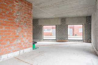 <p><strong>Maak je carrièredromen waar in deze kantoor-/ praktijkruimte</strong></p>
<p>Ondernemers van Deurne en omstreken, graag jullie aandacht! Wij hebben ten slotte iets ‘anders dan anders’ in de aanbieding – en ’t zou zomaar eens de plek kunnen zijn waar jij die ambitieuze dromen zal gaan uitbouwen… Ontdek dit lichtovergoten kantoor mét parkeerplaats en tuin – en begin al maar na te denken over dé perfecte inrichting. Kom binnen!</p>
<p><strong> </strong></p>
<p><strong>Lichtovergoten, goed zichtbaar hoekpand in woonwijk</strong></p>
<p>De wijk waarin we ons vandaag bevinden, is een spiksplinternieuwe woonwijk in het gezellige Deurne-Zuid. Dat betekent: héél erg veel bekijks – en dus de ideale locatie voor ondernemers die al een Deurnes adres op hun identiteitskaart hebben staan. Verder werk je hier in een hoekpand met grote raampartijen, waardoor je altijd kan rekenen op een zonovergoten werkdag…</p>
<p></p>
<p><strong>Wat er al is - en wat nog kan komen</strong></p>
<p>Er ligt een ventilatiesysteem D klaar, net zoals de aansluitingen voor een lucht- of warmtepomp voor de verwarming. Daarnaast is er ook de mogelijkheid om zonnepanelen te installeren op ’t dak – en is het de bedoeling om vloerverwarming te leggen.</p>
<p><strong> </strong></p>
<p><strong>Tuintje en dubbele autostaanplaats</strong></p>
<p>Klanten, collega’s of patiënten ontvangen? Kan allemaal: je hebt hier tenslotte een dubbele autostaanplaats (verplicht bij aan te kopen). Daarnaast heb je als eigenaar van dit kantoor ook recht op een eigen plekje in de fietsenberging. Als laatste heb je hier ook een intens gezellige, en privaat, tuintje: héérlijk om op ’t gemak te gaan lunchen in de zomer.</p>
<p><strong> </strong></p>
<p><strong>Ontzettend veel speelruimte</strong></p>
<p>In dit pand hanteren we ’t motto ‘niets moet, alles mag’. De bewuste keuze om niet alles af te werken, zorgt ervoor dat jij je eigen kantoor totaal naar eigen goesting kan aankleden en inrichten. Je kiest je eigen materialen en beslist zelf waar alle stopcontacten komen. Daarnaast is er ook de mogelijkheid om aansluitingen voor sanitaire voorzieningen en/of een keuken te plaatsen. Wat jij maar wil!</p>
<p><strong> </strong></p>
<p><strong>Klaar voor je eigen kantoor? Info@ugly.be!</strong></p>