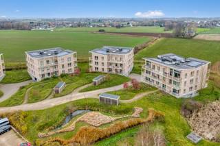 De grote troef van project "Eikenpark" is zonder enige twijfel zijn unieke ligging. <br />Het bruisende dorpsleven, winkels, scholen, sport- en recreatiemogelijkheden liggen allen binnen fiets/wandelafstand. Steden zoals Gent, Deinze en Oudenaarde liggen op een boogscheut en zijn gemakkelijk te bereiken per fiets, trein, bus en auto. Daarentegen zorgt het landelijk karakter met vergezichten op akkers en velden voor de nodige rust en privacy. <br />Deze combinatie maakt dit appartement enorm geliefd als woonplaats. <br /><br />Het project uit 2019 bestaat uit 4 gebouwen die telkens slechts over 9 appartementen beschikken. Het perceel is groen aangelegd met kronkelende wandelpaden die u bij thuiskomst direct rust zullen brengen. <br />Verder is er voldoende plaats om zowel uzelf als uw bezoekers parking te bieden voor fietsen en wagen. <br /><br />Het appartement is afgewerkt met focus op een hoge woonkwaliteit.<br />De grote raampartijen versterken het binnen-buiten gevoel maximaal. De impact van het groen is hier de troef bij uitstek.<br /><br />De verfijnde leefkeuken met eiland  is voorzien van diverse toestellen van AEG (oven, microgolf, keramisch vuur, vaatwas, ...). Zowel de keuken als de zitruimte palen aan het zonneterras.<br />Daarnaast vindt u in het appartement nog een berging, 1 slaapkamer en een volledig uitgeruste badkamer (met ruime inloopdouche en dubbele lavabo) terug. <br /><br />Het appartement wordt verkocht met een prijs van 375.000 euro (overdekte autostaanplaats en kelder inclusief).<br /><br />INDELING<br />Appartement: Inkomhal met gastentoilet en vestiaire, leefruimte met open keuken en aanpalende berging, zonnig terras, 1 slaapkamer, badkamer. <br />Extra: kelderberging en autostaanplaats in het gebouw<br /><br />TROEVEN<br />- Privacy en rust<br />- Recent en instapklaar<br />- Veel lichtinval<br /><br />Bestuursmaatregelen in het maatregelenregister: nee<br /><br />Deze AI-visualisaties zijn bedoeld als inspiratie. Er werd geen rekening gehouden met technische specificaties, stedenbouwkundige voorschriften of de concrete mogelijkheden tot realisatie.