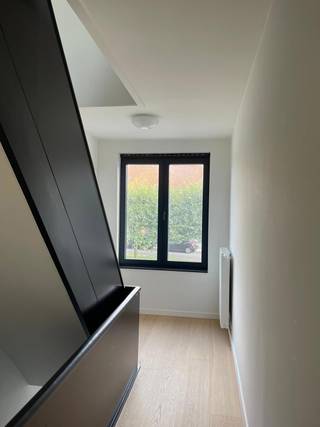Bent u zelfstandige of droomt u ervan wonen en werken op één locatie te combineren? Dan is dit unieke eigendom beslist een bezoek waard.<br /><br />Op een uitstekende locatie nabij het centrum van Arendonk bieden wij deze uitzonderlijke woon-werkcombinatie aan.<br />Het gelijkvloers beschikt over een representatieve kantoor- of praktijkruimte van ca. 170 m², aangevuld met een achterliggende multifunctionele ruimte van ca. 75 m². Dankzij de flexibele indeling is het pand geschikt voor tal van activiteiten zoals een kinesitherapiepraktijk, personal coaching, groepspraktijk, architecten- of studiebureau, accountantskantoor, verzekeringskantoor, schoonheidssalon, medische praktijk, opleidingscentrum, showroom of andere vrije beroepen.<br />Aansluitend bevindt zich een aangename privatieve tuin van ongeveer 100 m², ideaal als ontspanningsruimte voor uzelf, uw medewerkers of uw klanten.<br />Boven de praktijkruimte bevindt zich een volledig gerenoveerd duplexappartement met twee slaapkamers en een ruim terras. Hierdoor combineert u wonen en werken op één locatie, zonder dagelijkse verplaatsingen.<br /><br />Bovendien beschikt het eigendom over drie privatieve parkeerplaatsen, een belangrijke troef voor zowel bewoners als bezoekers.<br />Indeling<br />Gelijkvloers<br />• representatieve kantoor- of praktijkruimte van ca. 170 m² <br />• bijkomende multifunctionele ruimte van ca. 75 m² <br />• privatieve tuin van ca. 100 m² <br />Verdieping 1 + 2<br />• volledig gerenoveerd duplexappartement van 127 m2<br />• 2 slaapkamers <br />• ruim terras <br />• instapklaar <br /><br />Troeven<br />✔ Unieke combinatie van wonen en werken<br />✔ Instapklaar duplexappartement 127 m2<br />✔ Ongeveer 245 m² praktijk- of kantoorruimte<br />✔ Privatieve tuin van circa 100 m²<br />✔ Drie privatieve parkeerplaatsen<br />✔ Geschikt voor tal van vrije beroepen en zelfstandige activiteiten<br />✔ Centrale ligging nabij het centrum van Arendonk en op korte afstand van de Nederlandse grens<br /><br />Mogelijke bestemmingen<br />• kinesitherapeut of groepspraktijk <br />• personal coach of fitnessstudio <br />• huisarts, tandarts of paramedisch beroep <br />• architect of ingenieur <br />• accountant of boekhouder <br />• vastgoed- of verzekeringskantoor <br />• schoonheids- en wellnessinstituut <br />• opleidings- of consultancycentrum <br />• showroom of dienstverlenend bedrijf <br /><br />Een uitzonderlijke opportuniteit voor zelfstandigen die wonen en werken willen combineren of voor investeerders die op zoek zijn naar een pand met tal van commerciële mogelijkheden.