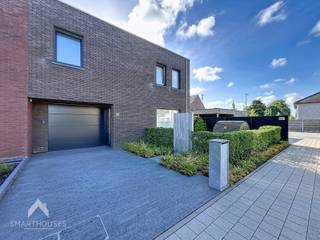 <p>Instapklare halfopen bebouwing in een rustige en kindvriendelijke omgeving bestaande uit een inkomhal met gastentoilet, ruime lichtrijke leefruimte met eet-en zithoek, volledig uitgeruste keuken met kookeiland, garage met sectionale poort + ingericht met ingemaakte kasten en een prachtig aangelegde tuin met zongerichtterras en tuinberging met overdekte lounge (padouk). Op het verdiep zijn 3 slaapkamers, nachthal met afzonderlijk toilet en een ingerichte badkamer (inloopdouche, ligbad en dubbele wastafel).</p>
<p></p>
<p>Extra troeven:</p>
<ul>
<li>Energiezuinig (E-peil)</li>
<li>Voorzien van 16 zonnepanelen</li>
<li>Airco en thuisbatterij 5kWh</li>
<li>Elektrische rolluiken</li>
<li>Waterverzachter</li>
<li>Regenwaterput van 7.500L</li>
<li>Aangelegde voortuin met private oprit</li>
<li>Op wandelafstand van scholen, winkels en openbaar vervoer</li>
<li>Instapklaar</li>
</ul>
<p></p>
<p>Deze woning is te koop ZONDER makelaar via het concept van Smart Houses! Wenst u Verdere inlichtingen of bezoek? Contacteer rechtstreeks de eigenaar via <span>+32498641444</span></p>