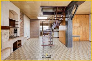 Immo Van Middelem vend cette maison entièrement à rénover comprenant 2 chambres, un jardin et un garage, située sur un terrain de +/- 1a36ca dans...